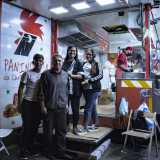 �Abbiamo avuto l�idea di aprire questo esercizio perch� il cibo non fallisce mai�, afferma la donna, che per� a si lamenta per le persone che frequentano il suo �locale�. �C�� sempre chi non vuole pagare � sottolinea � e cos� arrivate le 4, data l�esperienza, serviamo il panino solo dopo aver ricevuto in mano i contanti�